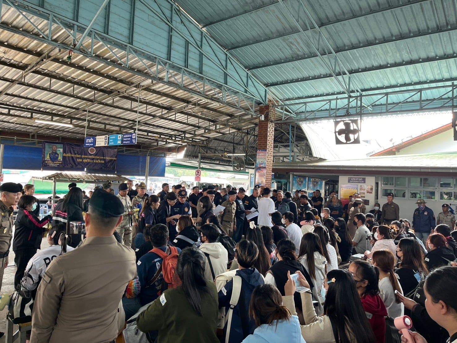 กองทัพเรือไทยอำนวยความสะดวกคนไทยกลับเข้าประเทศ