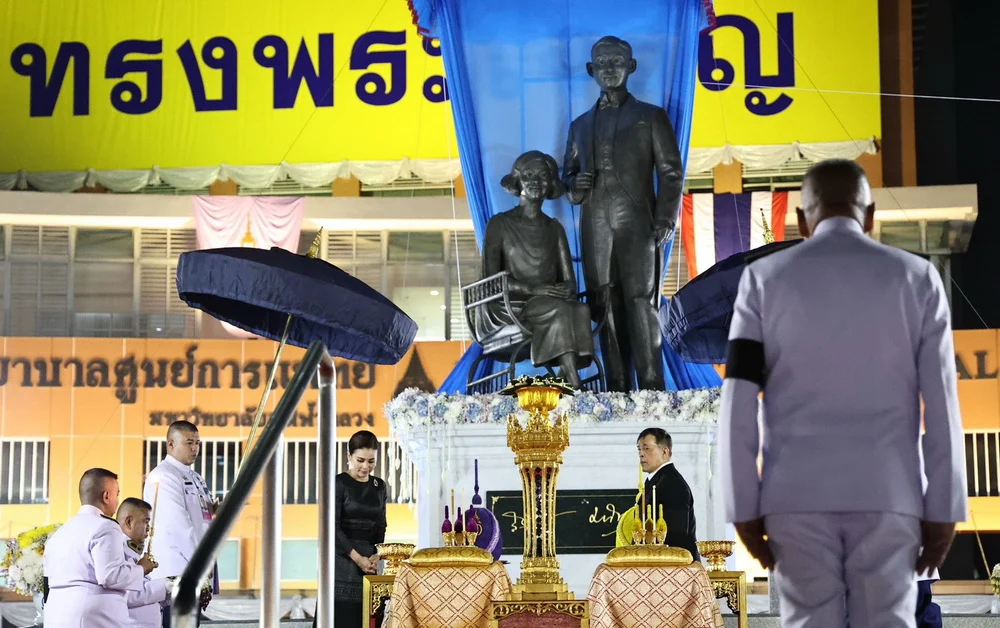พระราชานุสาวรีย์สมเด็จพระมหิตลาธิเบศร ประทับคู่สมเด็จพระศรีนครินทราฯ หน้ามหาวิทยาลัยแม่ฟ้าหลวง