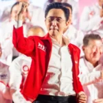 ยศชนัน วงศ์สวัสดิ์ ปราศรัยนโยบายสงครามกับความยากจนของพรรคเพื่อไทย ที่ลานคนเมือง กทม.