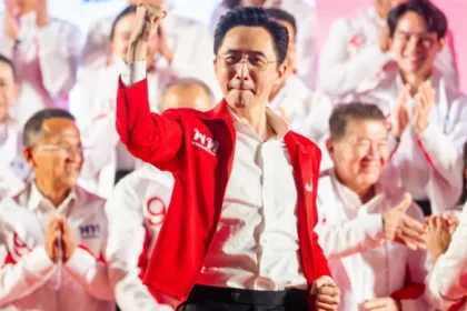 ยศชนัน วงศ์สวัสดิ์ ปราศรัยนโยบายสงครามกับความยากจนของพรรคเพื่อไทย ที่ลานคนเมือง กทม.