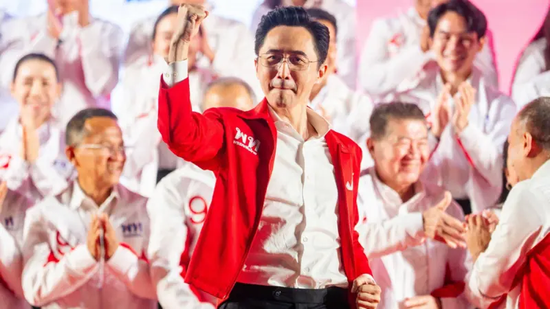 ยศชนัน วงศ์สวัสดิ์ ปราศรัยนโยบายสงครามกับความยากจนของพรรคเพื่อไทย ที่ลานคนเมือง กทม.